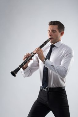 genç adam klarnet çalıyor