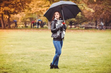 sonbaharında bir şemsiye ile kız
