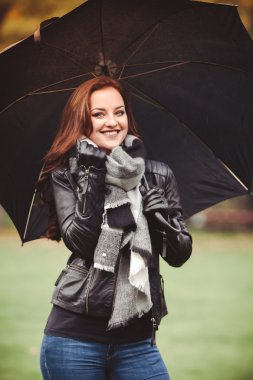 sonbaharında bir şemsiye ile kız