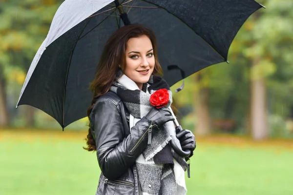 Dziewczyna z parasolką w jesieni — Zdjęcie stockowe