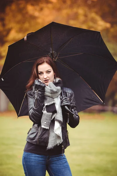 Dziewczyna z parasolką w jesieni — Zdjęcie stockowe