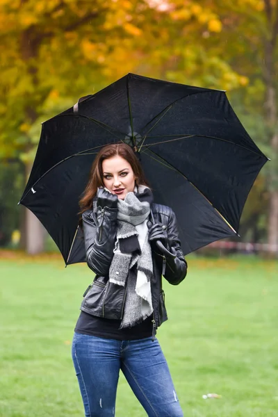 Chica con un paraguas en el otoño — Foto de Stock