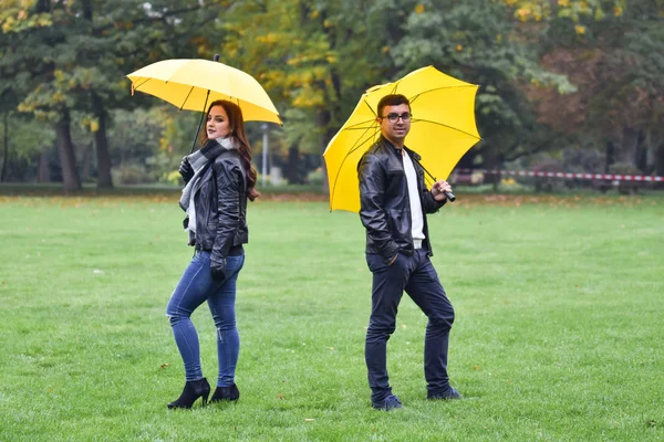 젊은 커플 우산으로가 — 스톡 사진