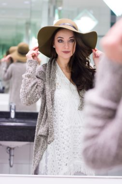 Kız Serie Aynaya bakar