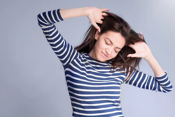 Jeune femme heureuse dansant et écoutant la musique — Photo