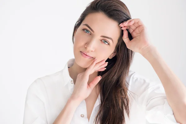 Adorable portrait de jeune femme avec chemise blanche et yeux bleus étonnants — Photo