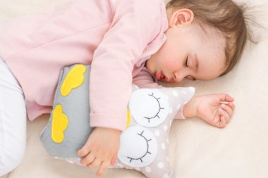 Güzel uyuyor kız bebek, yürümeye başlayan çocuk ile bir baykuş oyuncak yakın çekim portre