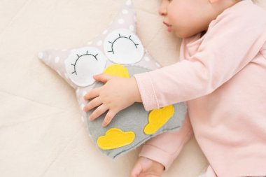 Bir baykuş oyuncak bebek toddler kızla yakın çekim portre