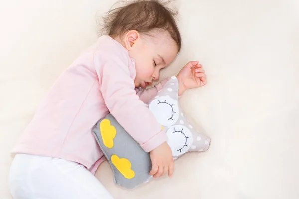 Little baby girl toddler sleeping beautiful with an owl toy — Stock Photo, Image