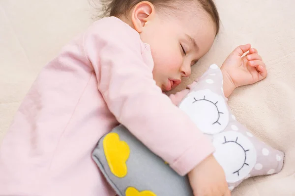 Close-up πορτρέτο της γοητευτικό κορίτσι κοιμάται το μωρό, νήπιο με μια κουκουβάγια παιχνίδι — Φωτογραφία Αρχείου