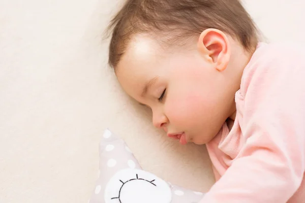 Increíble retrato de cerca de adorable bebé niña niño durmiendo con un juguete de búho — Foto de Stock