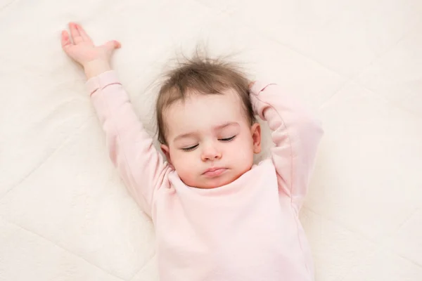 Hermoso retrato de despertar del sueño de una adorable niña en la cama — Foto de Stock