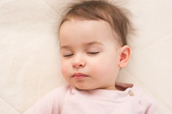 Gros plan portrait d'un adorable bambin endormi, bébé . — Photo