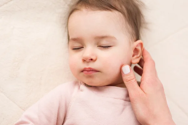 Retrato de cerca de dormir hermoso niño / bebé con tocar a la madre de la mano . — Foto de Stock