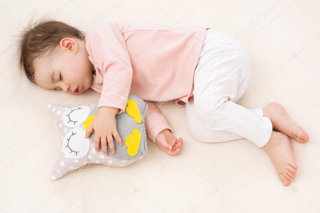 Dormire e sognare bambino bella della neonata con un giocattolo di ... Sognare un bambino neonato