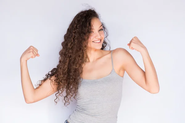Souriant et heureux fitness jeune femme et les bras de force — Photo