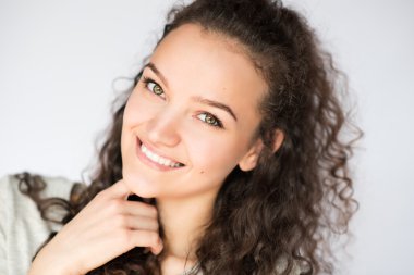 Çene dokunmadan el ile güzel ve ihale genç esmer kadın