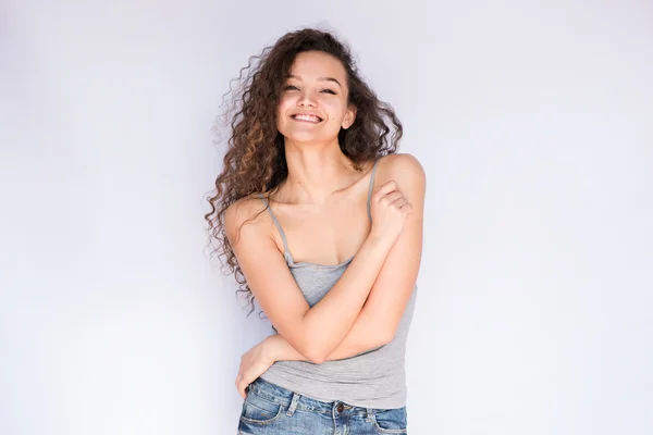 Usměvavá mladá žena s kadeří, objal její tělo — Stock fotografie