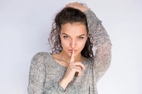 Jolie et belle jeune femme avec doigt sur la bouche. Demande de silence — Photo