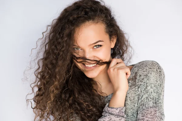 Привлекательный и красивый портрет молодой женщины, улыбающейся и делающей усы с прядью волос — стоковое фото