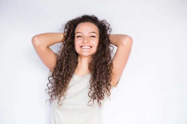 Szczęśliwy uśmiechający się młodej kobiety z kręconymi włosami — Zdjęcie stockowe