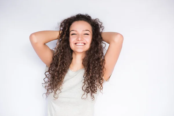 Felice sorridente giovane donna con i capelli ricci — Foto Stock