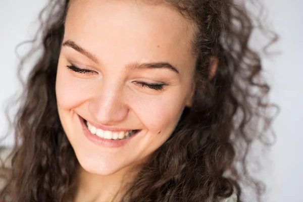 Feliz sorriso rosto jovem mulher com os olhos fechados.Close-up retrato — Fotografia de Stock