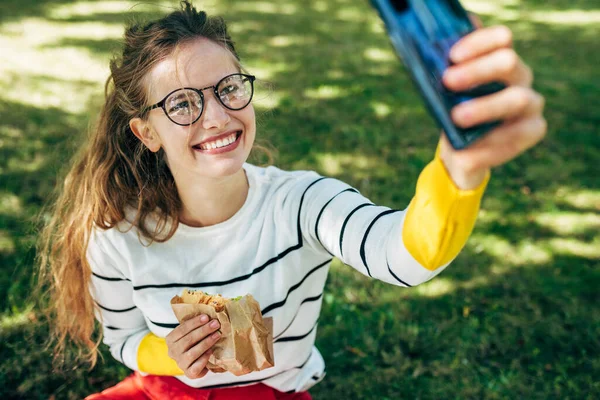 Estudante Bonita Fêmea Tirar Selfies Telefone Celular Durante Almoço Com — Fotografia de Stock