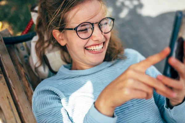 Retrato Livre Linda Fêmea Suéter Azul Óculos Sorrindo Deitado Banco — Fotografia de Stock