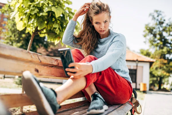Gadis Cantik Dengan Sweater Biru Dan Jeans Merah Duduk Bangku — Stok Foto