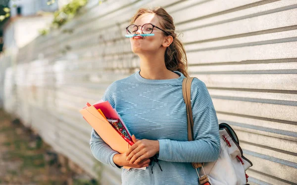 Estudiante Divertida Llevando Muchos Libros Después Día Universidad Mujer Joven Fotos de stock libres de derechos