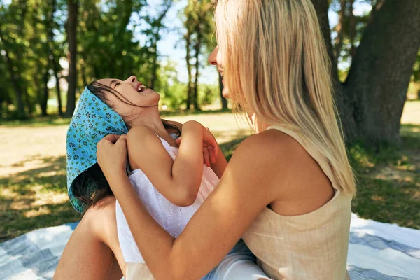 Sevgi Dolu Anne Mutlu Küçük Kızı Piknik Sırasında Parkta Oynuyorlar — Stok fotoğraf