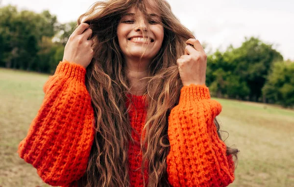 Mujer Joven Positiva Jugando Con Largo Pelo Rojo Usando Suéter — Foto de Stock