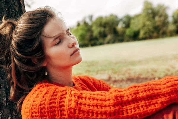 Mujer Bonita Descansando Con Los Ojos Cerrados Junto Árbol Mujer —  Fotos de Stock