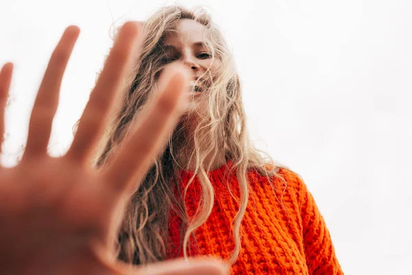 Visão Inferior Uma Jovem Alegre Sorrindo Uma Camisola Laranja Com — Fotografia de Stock