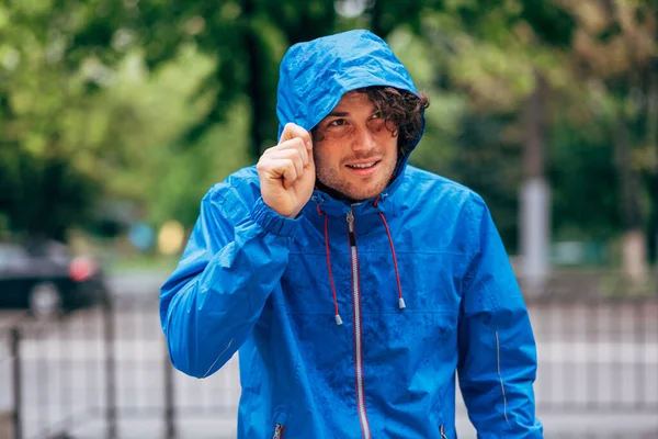 Imagem Livre Homem Usando Uma Capa Chuva Azul Durante Chuva — Fotografia de Stock