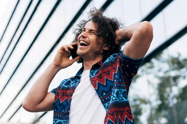 Jovem Alegre Com Cabelo Encaracolado Sorrindo Amplamente Enquanto Conversa Com — Fotografia de Stock