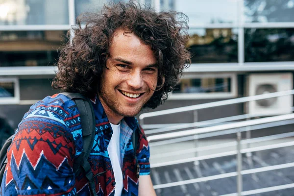 Macho Com Cabelo Encaracolado Vestindo Uma Roupa Casual Moda Sentado — Fotografia de Stock