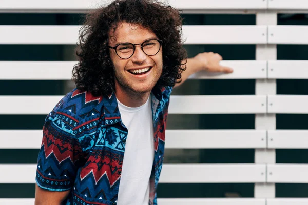 Jovem Positivo Com Cabelo Encaracolado Sorrindo Olhando Para Câmera Posando — Fotografia de Stock