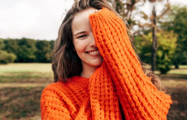 Una Hermosa Joven Disfruta Del Clima Vistiendo Suéter Punto Naranja —  Fotos de Stock