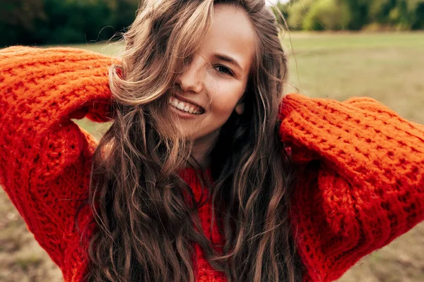 Portret Uśmiechniętej Młodej Kobiety Pomarańczowym Swetrze Pozującej Tle Natury Piękna — Zdjęcie stockowe