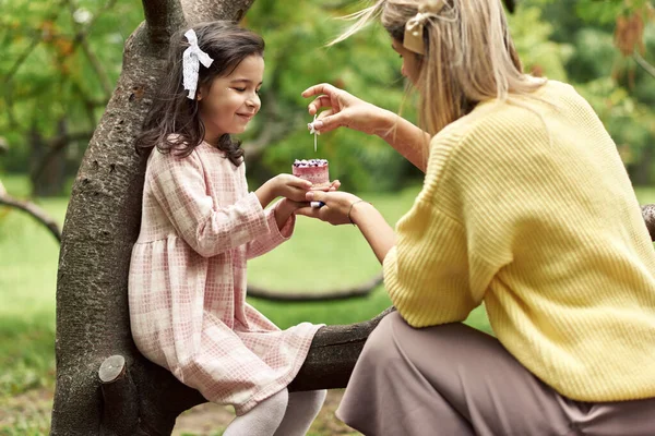 Poziomy Obraz Szczęśliwej Córki Świętuje Swoje Urodziny Rodziną Parku Blondynka — Zdjęcie stockowe