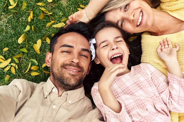 Vakker Familie Tilbringer Tid Sammen Parken Kjekk Far Får Selfie stockbilde