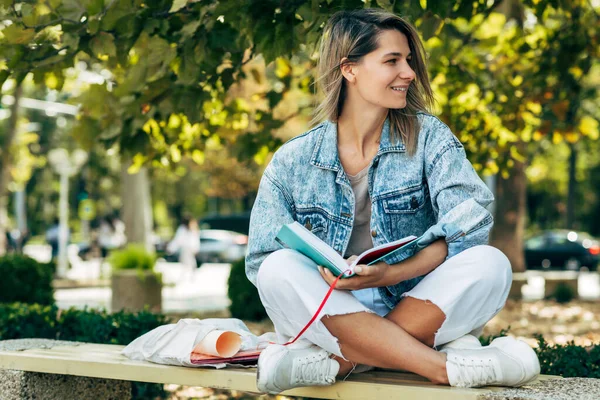 Imagen Horizontal Una Estudiante Feliz Mujer Lee Libro Mientras Está —  Fotos de Stock