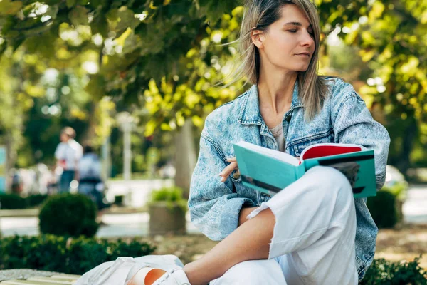 Nádherná Studentka Čte Knihu Zatímco Sedí Lavičce Slunečného Dne Městské — Stock fotografie
