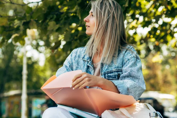 Vakker Ung Student Kvinne Sitter Benken Parken Åpner Mappe Med – stockfoto