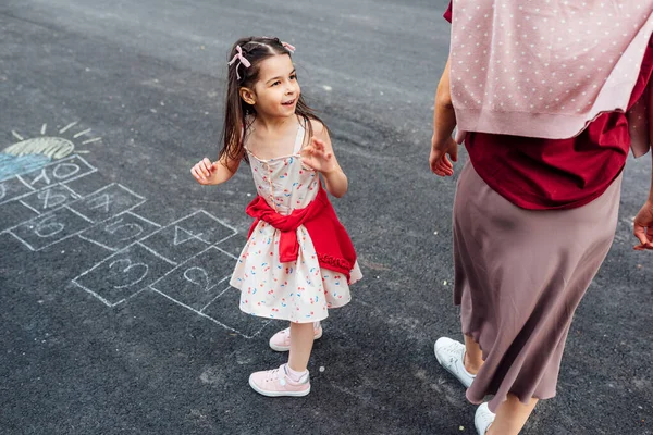 Image Extérieure Une Petite Fille Jouant Marelle Avec Mère Sur — Photo