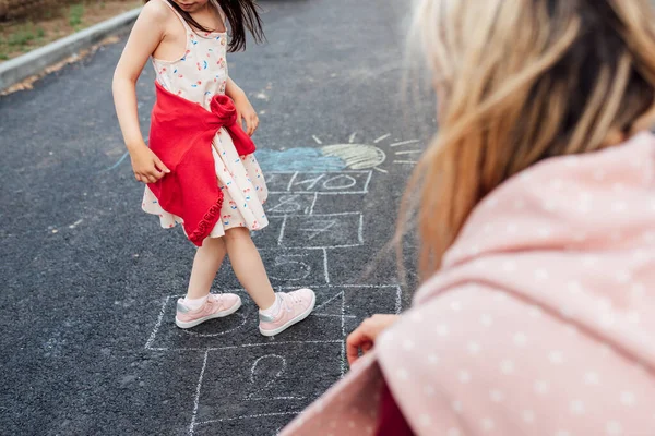 Image Recadrée Une Petite Fille Jouant Marelle Avec Mère Sur — Photo