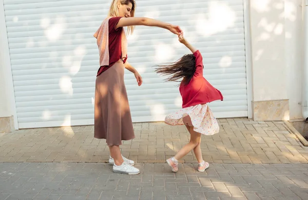 Полное Изображение Счастливой Матери Танцующей Вместе Своей Маленькой Дочерью Улице — стоковое фото