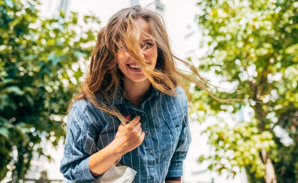 Outdoor Portret Van Een Mooie Jonge Vrouw Met Een Rugzak — Stockfoto